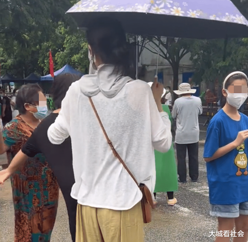 海南一家五口去做核酸，在两个队伍中跑来跑去，把排队的人惹怒了