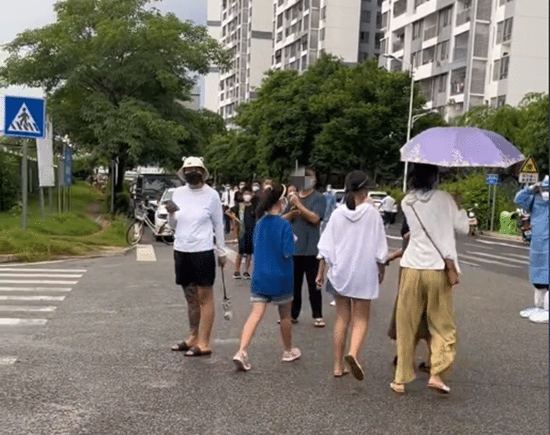 海南一家五口去做核酸，在两个队伍中跑来跑去，把排队的人惹怒了